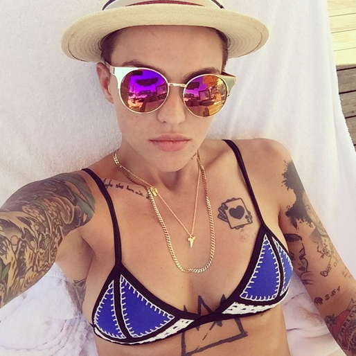 Ruby Rose kör blå bikini. Ruby Rose kör blå bikini.